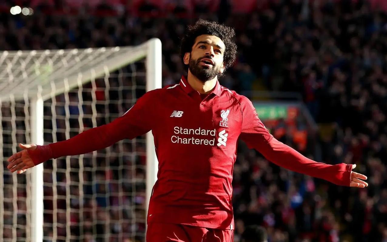 李扬两次失误葬送好局！盯人不紧，踢人送点，蓉城球员集体不满（李扬两度失误断送优势：盯防松懈、犯规送点，蓉城将士集体不满）