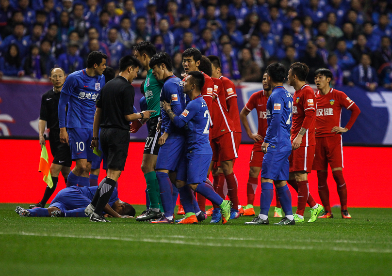 天王盖地虎！汉堡后卫复刻2017年吉鲁的神级蝎子摆尾（震撼全场！汉堡后卫复制2017年吉鲁神级蝎子摆尾）