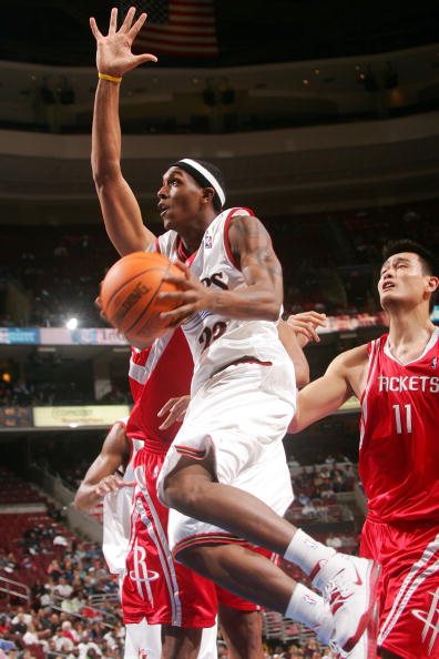 白衣下边是红衣，香港行期间一阿森纳球迷卧底在热刺球迷看台（白衣藏红衫：阿森纳球迷香港行混入热刺看台）