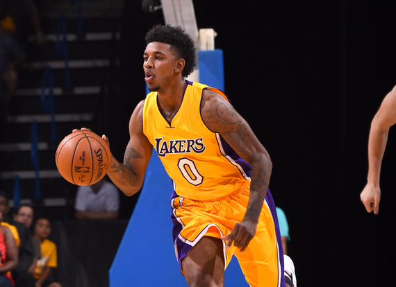 内维尔：卢克·肖防守时必须更强硬，他让后防的队友陷入两难（内维尔点名卢克·肖：防守强度需提升，别再让后防队友为难）