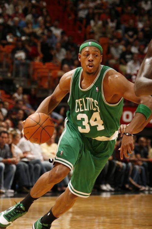 埃基蒂克助攻涉手球争议，主裁观看VAR核查（埃基蒂克助攻引发手球争议，主裁场边观看VAR回放）