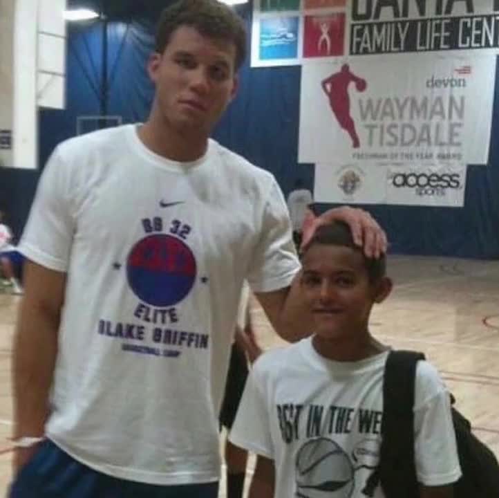 全国滑雪爱好者齐聚崇礼雪场炫技（全国滑雪达人汇聚崇礼雪场上演炫技）